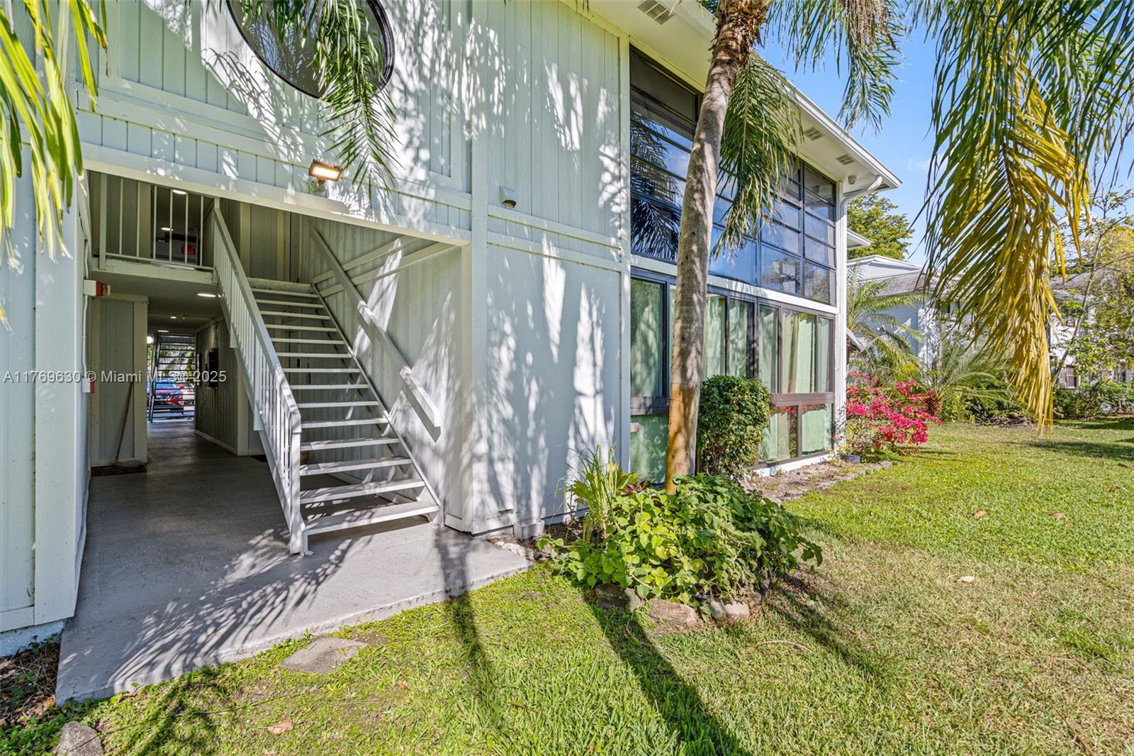 915 NE 199th St # 15 Unit: 202-15