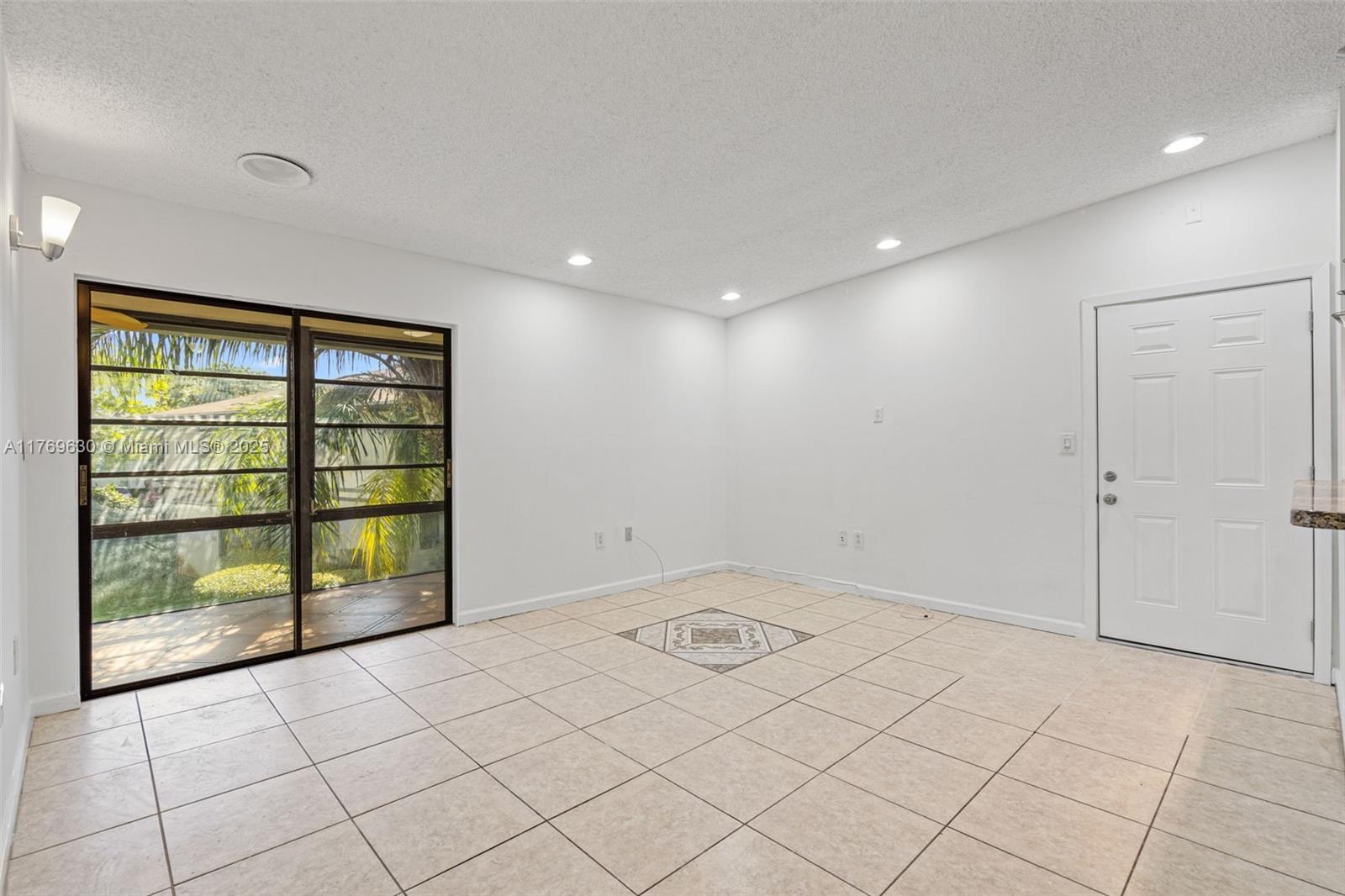 915 NE 199th St # 15 Unit: 202-15