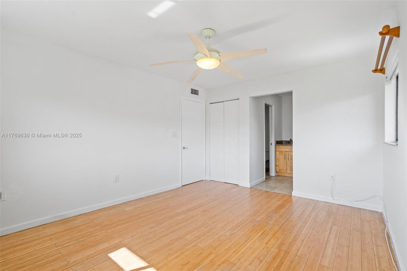 915 NE 199th St # 15 Unit: 202-15