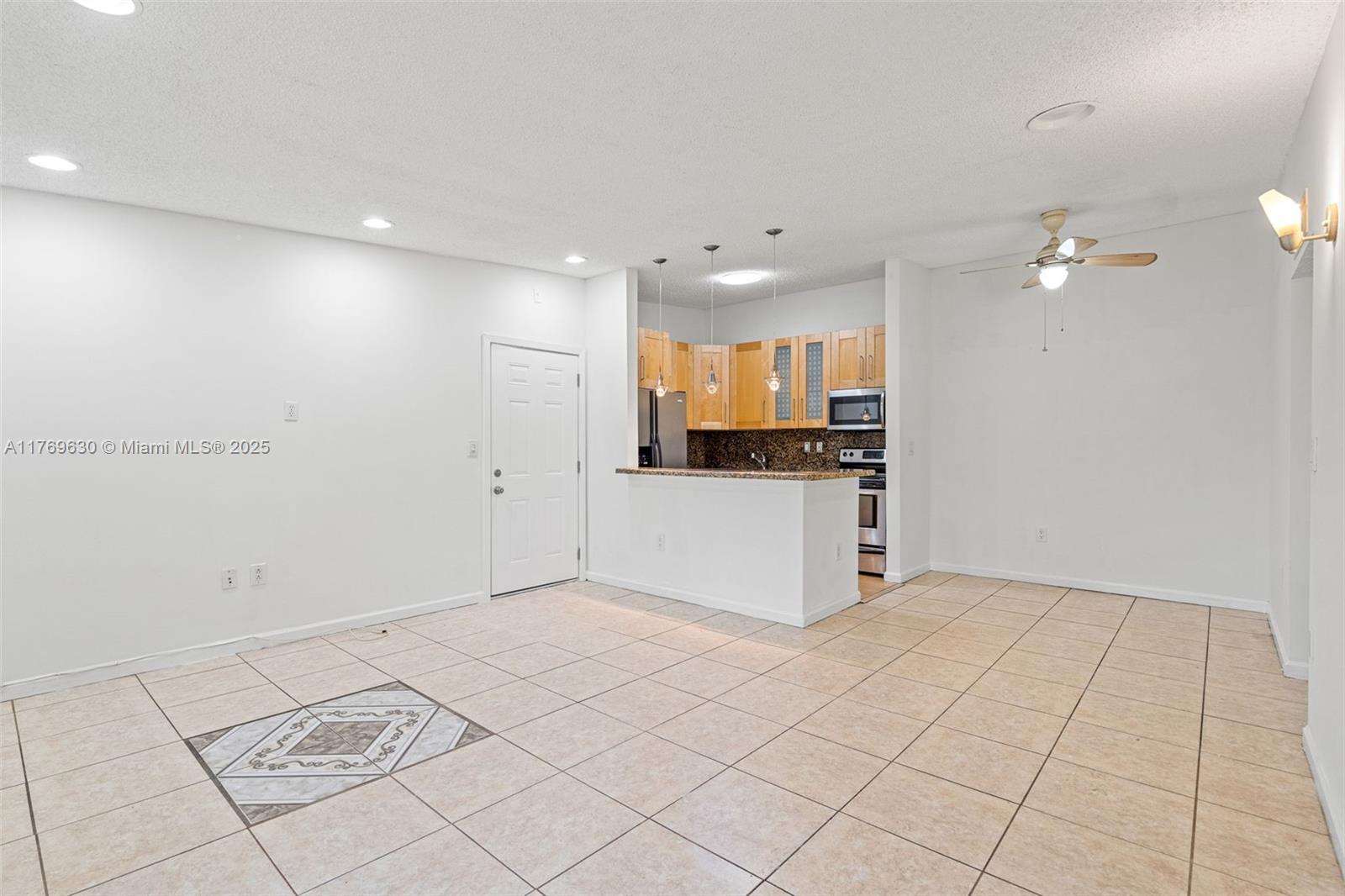 915 NE 199th St # 15 Unit: 202-15