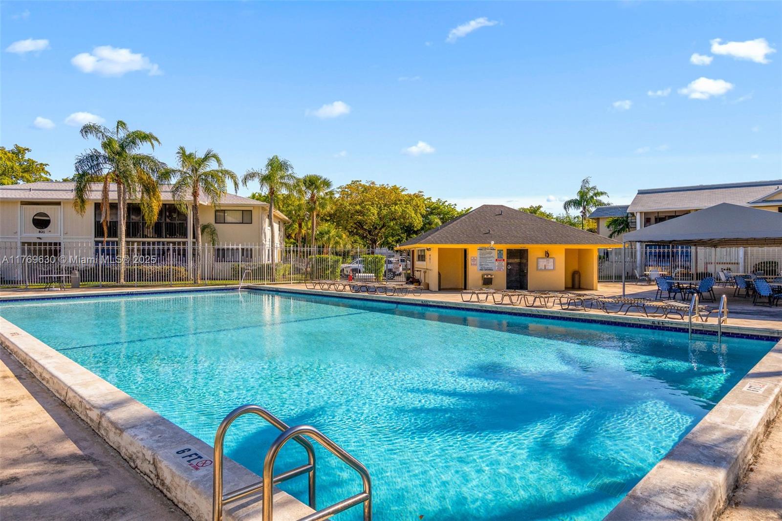 915 NE 199th St # 15 Unit: 202-15