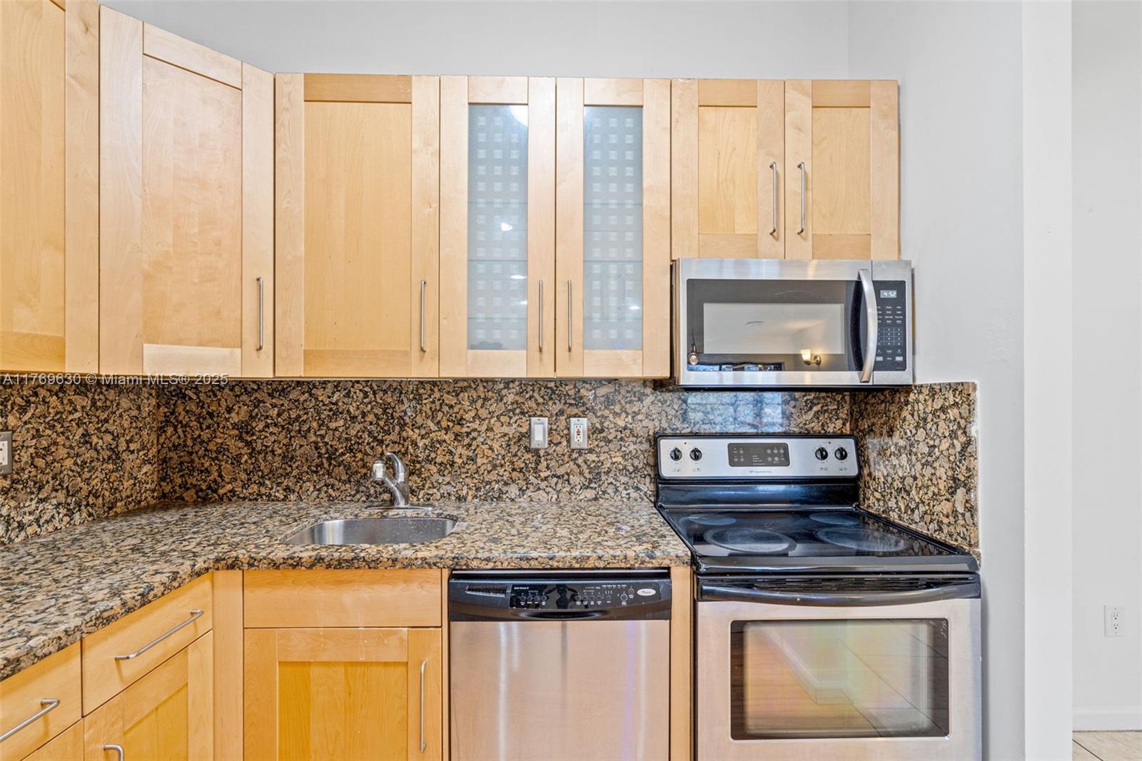 915 NE 199th St # 15 Unit: 202-15