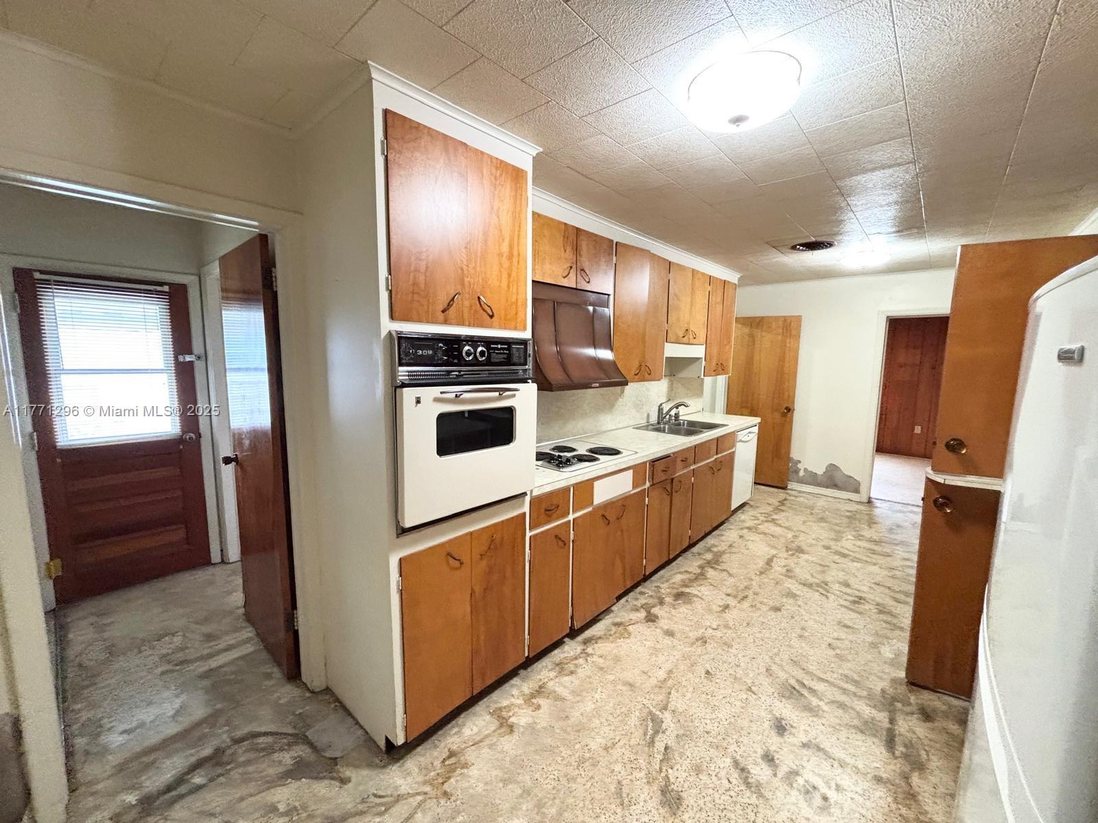 1198 N Country Club Dr
