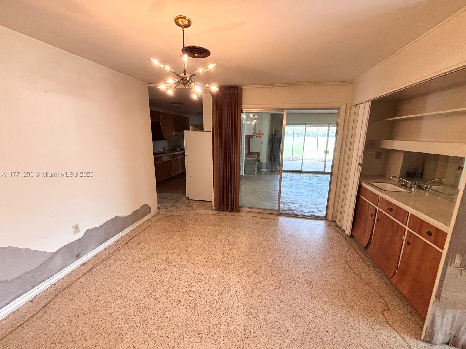 1198 N Country Club Dr