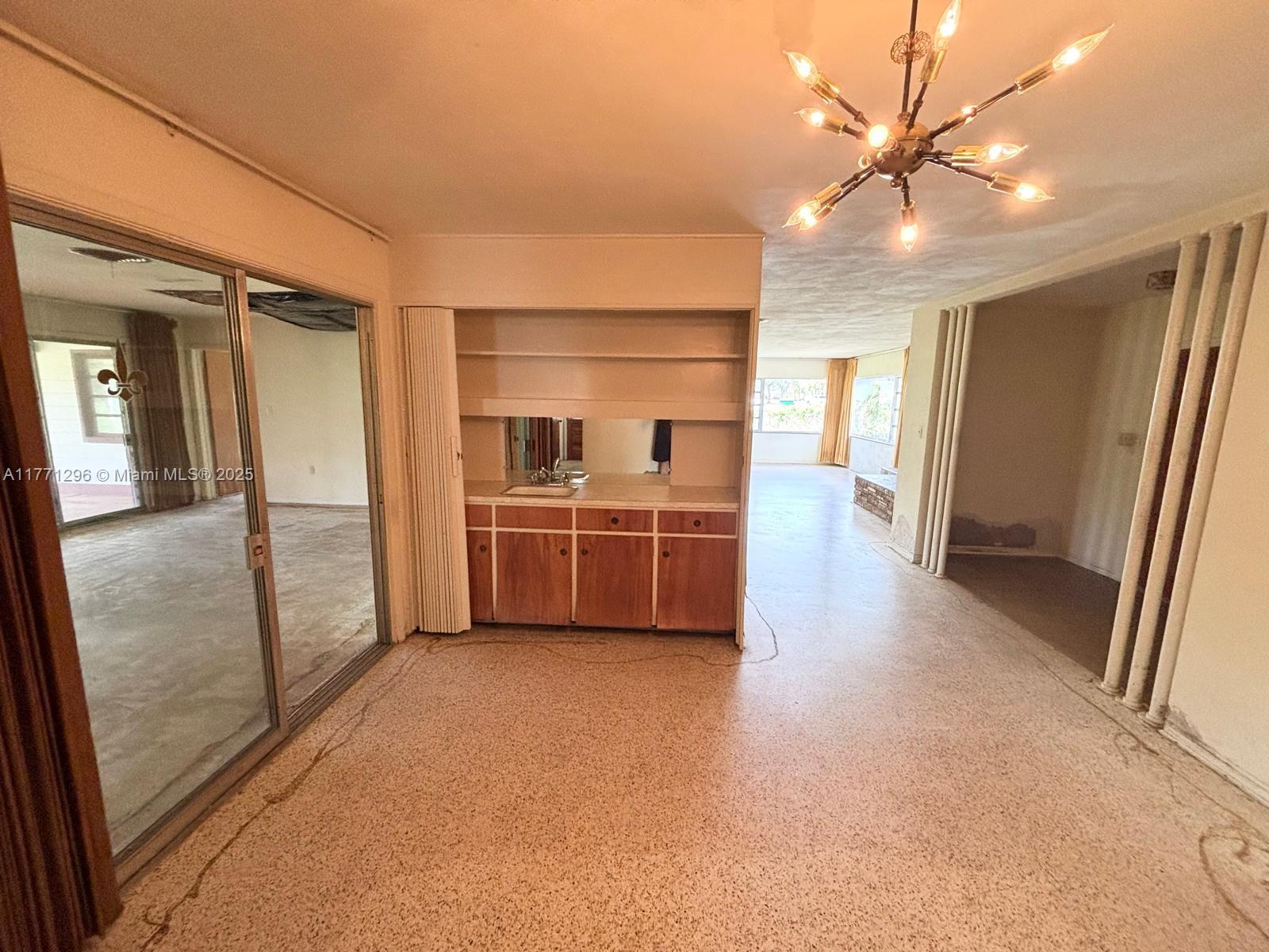 1198 N Country Club Dr