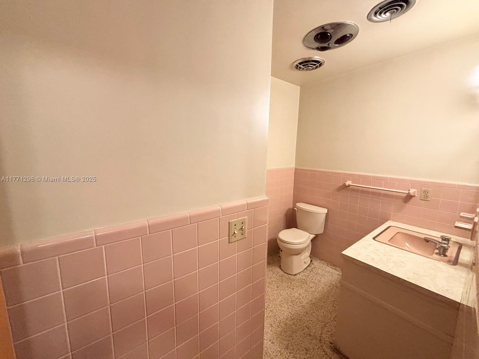 1198 N Country Club Dr