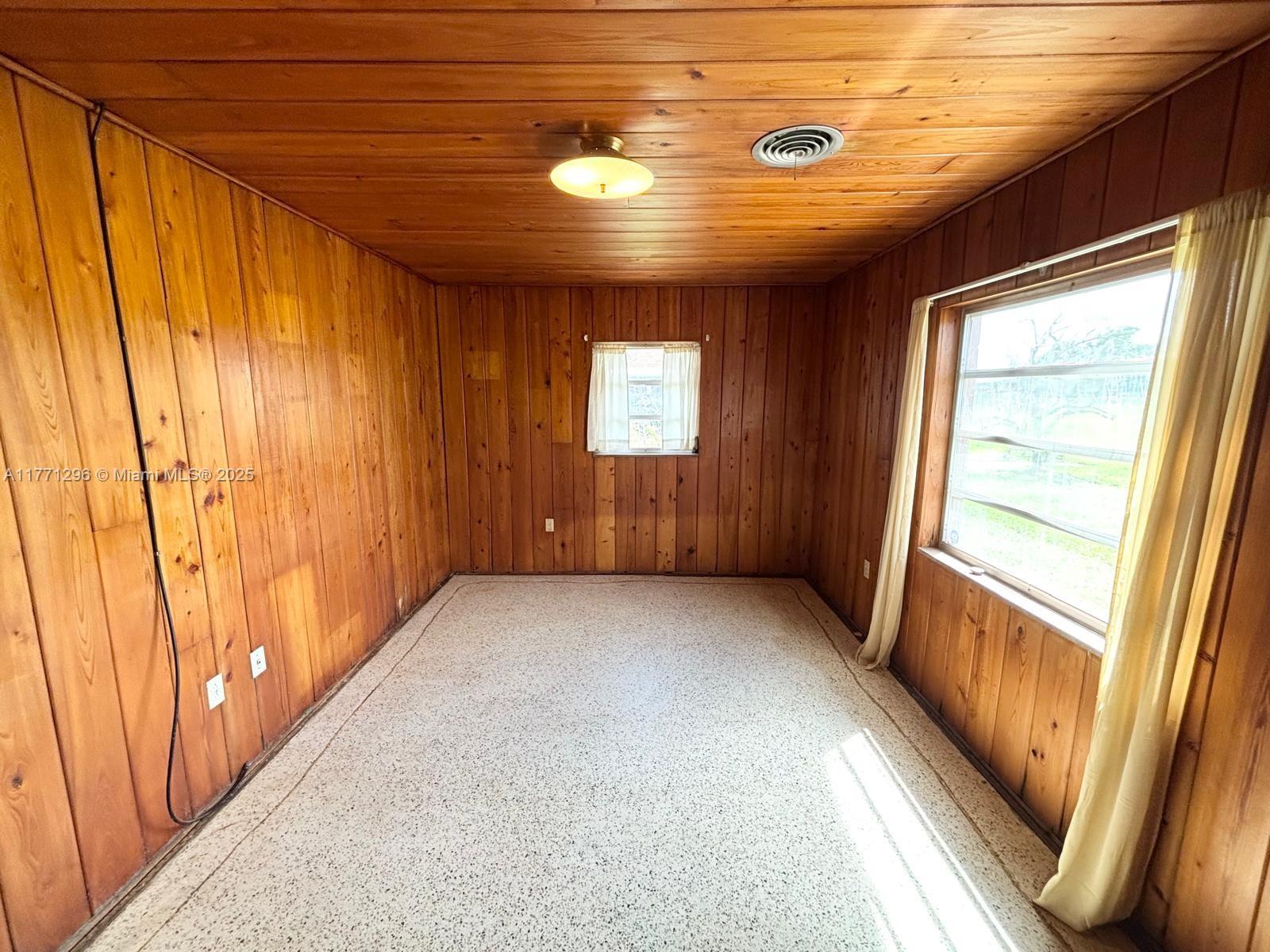 1198 N Country Club Dr
