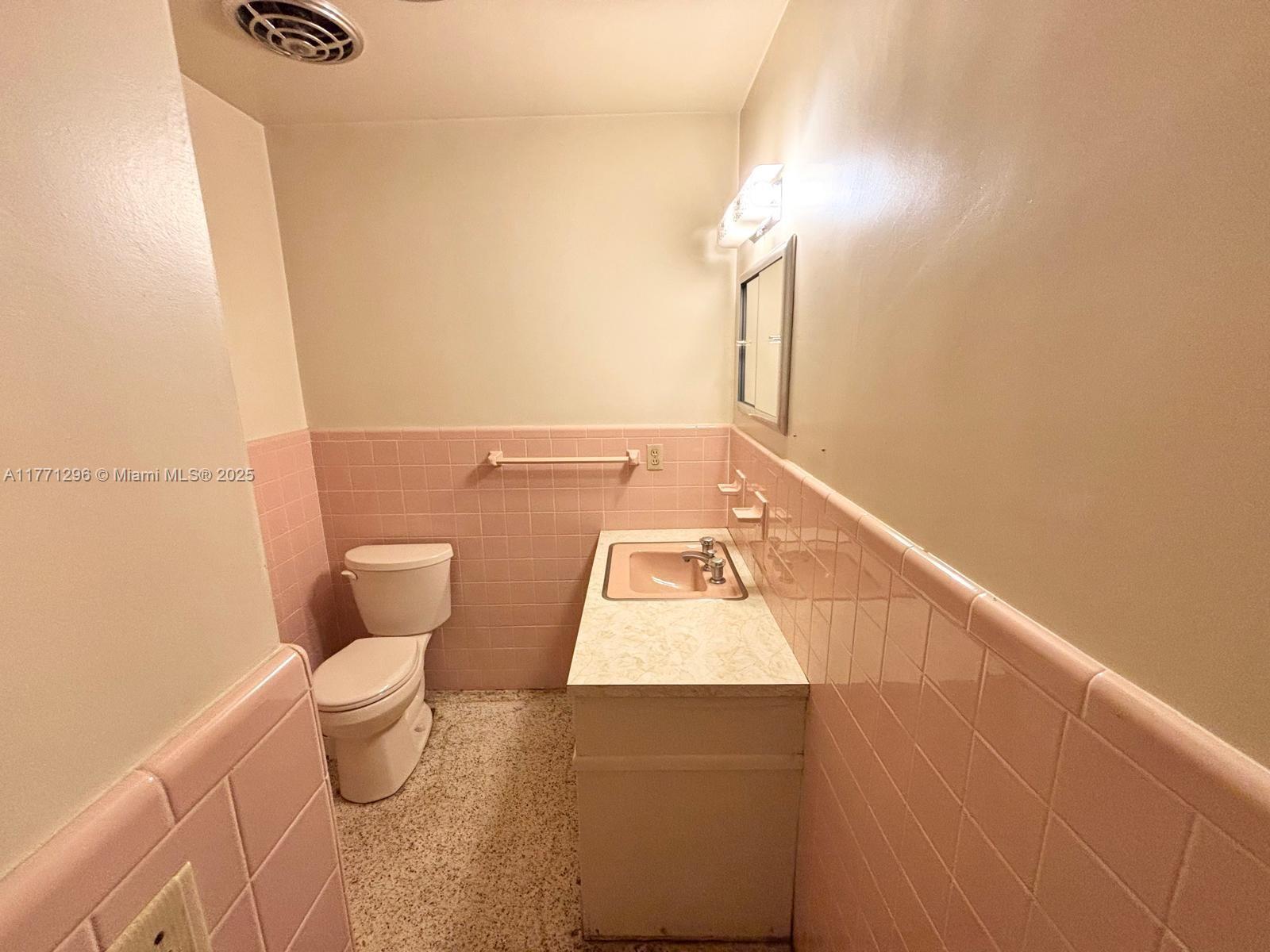 1198 N Country Club Dr