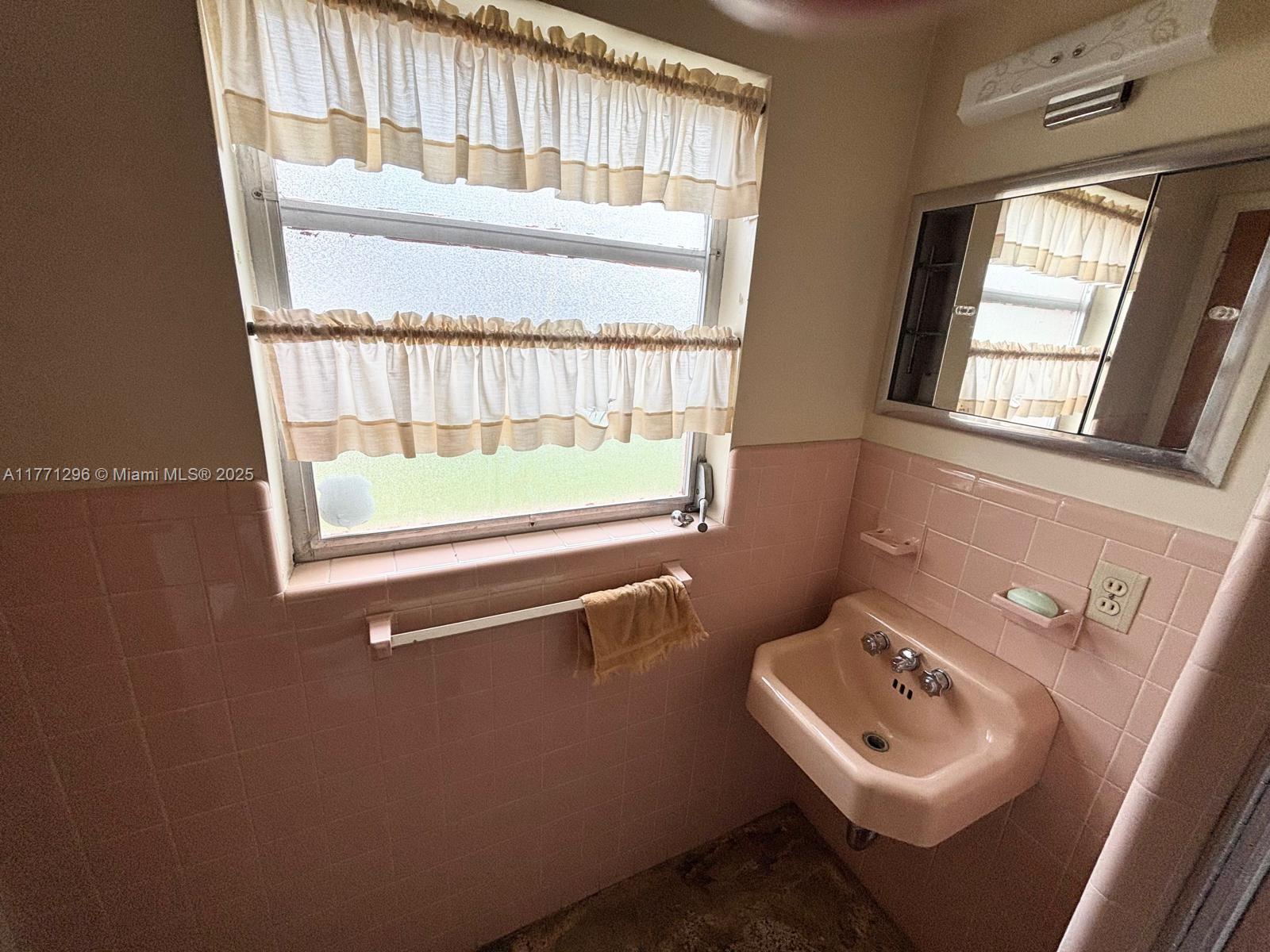 1198 N Country Club Dr