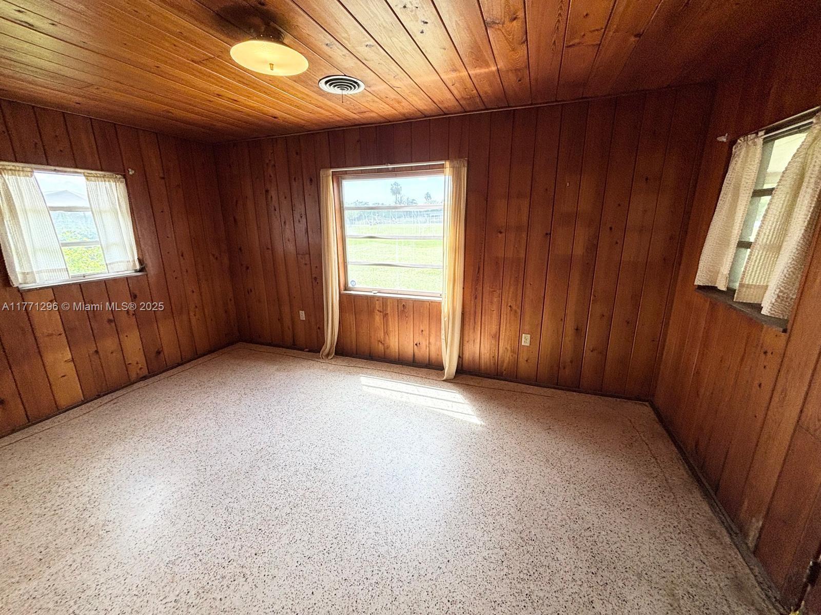 1198 N Country Club Dr