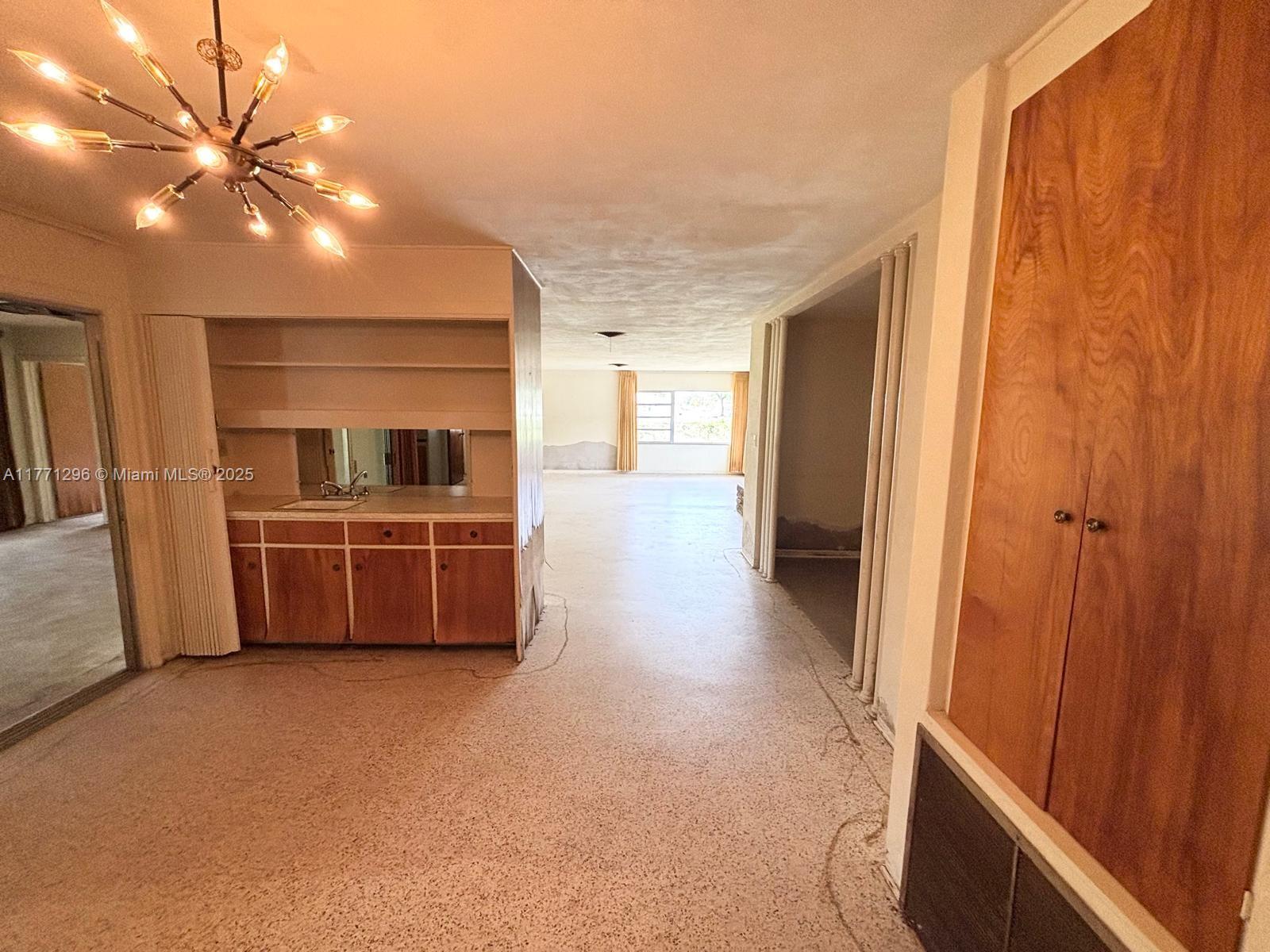 1198 N Country Club Dr