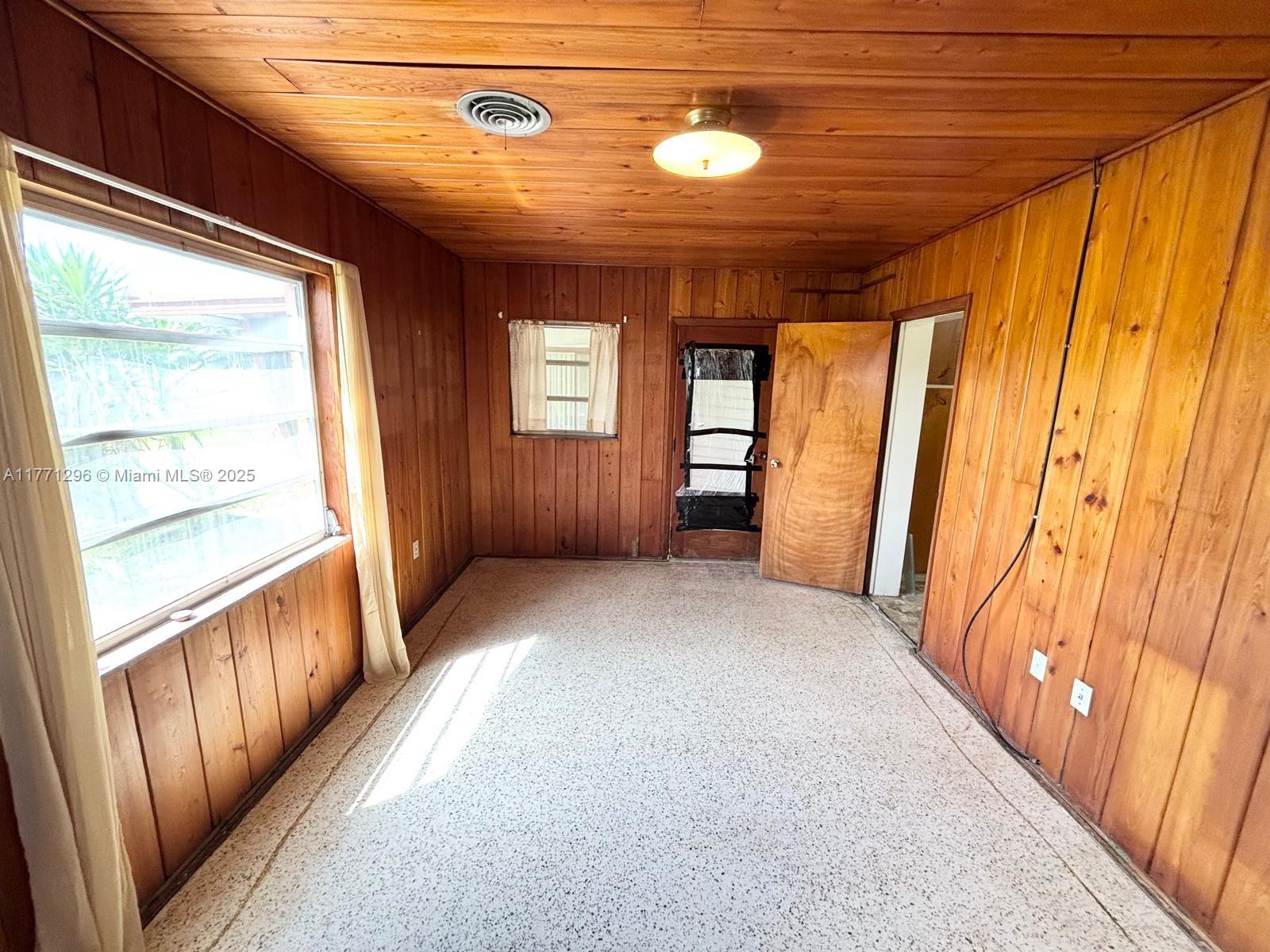 1198 N Country Club Dr