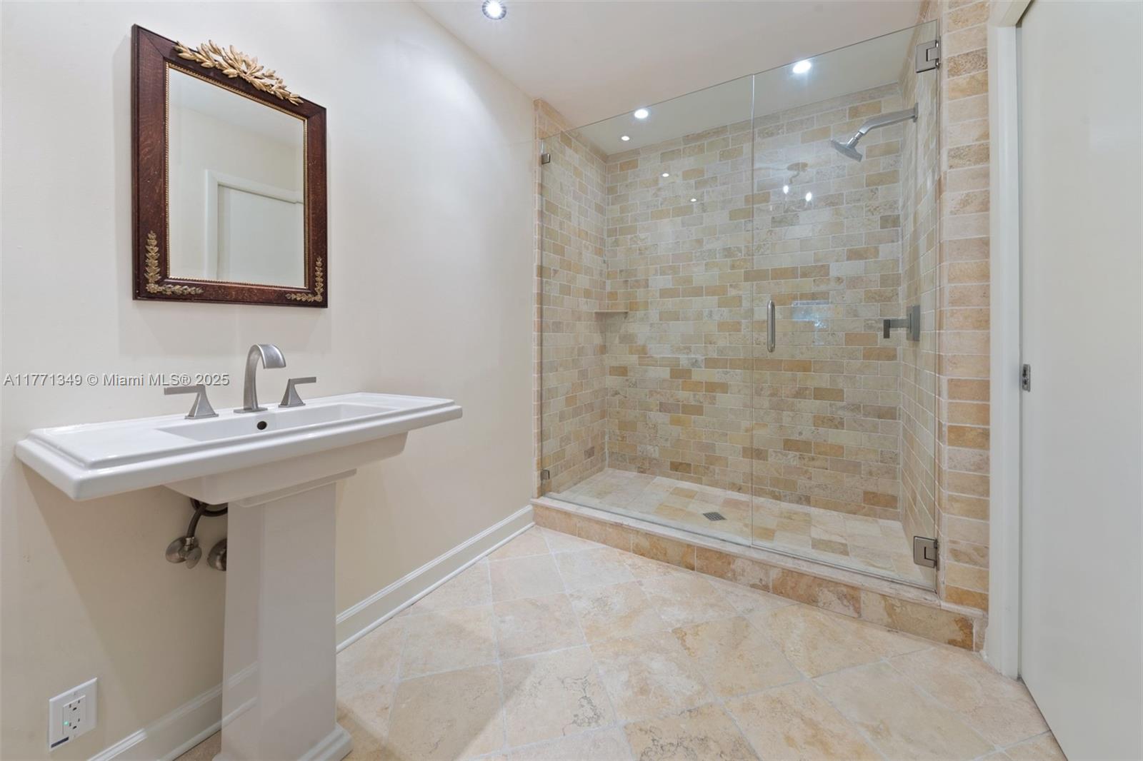 206 ST ANDREWS ROAD # 78 Unit: 18-78