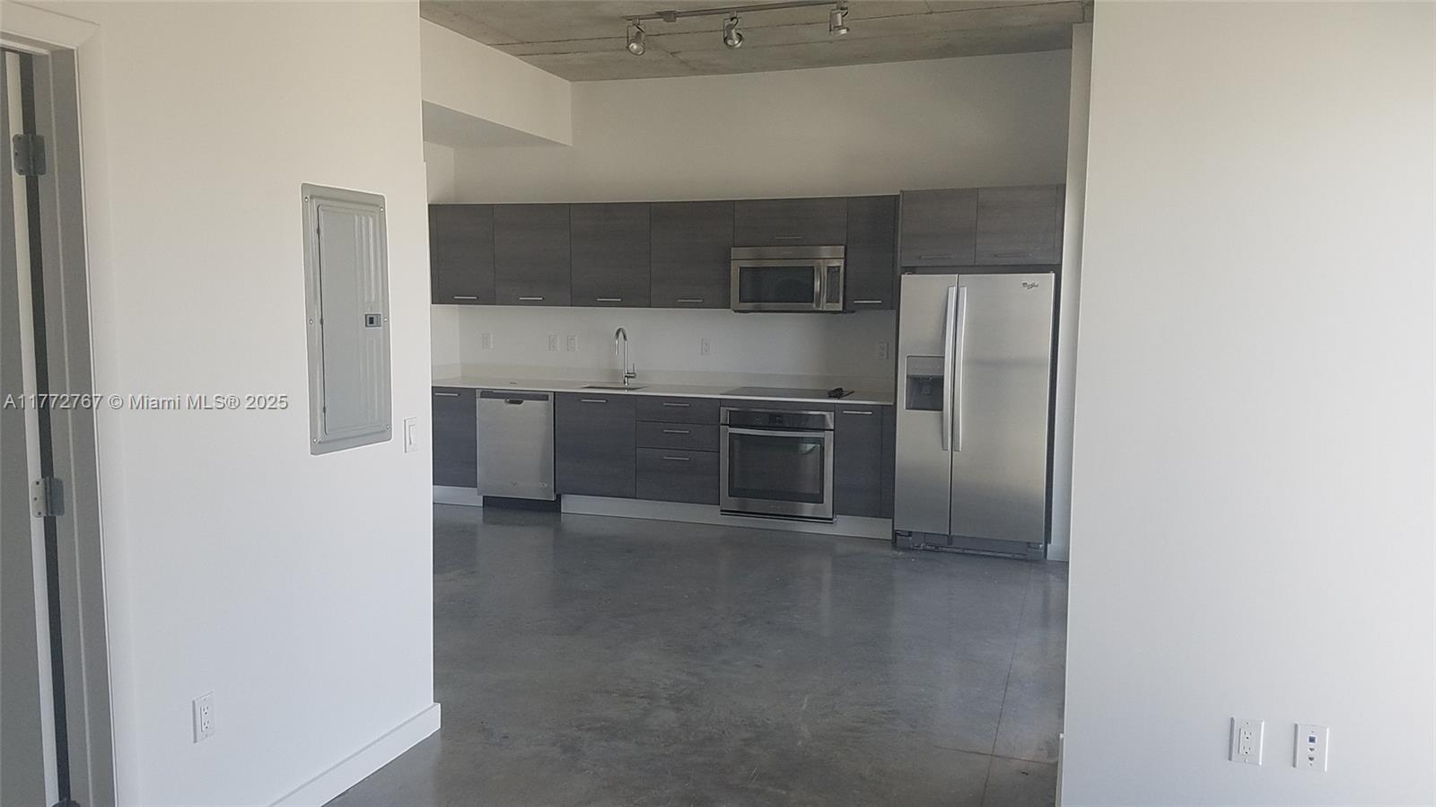 151 SE 1 ST # 3006