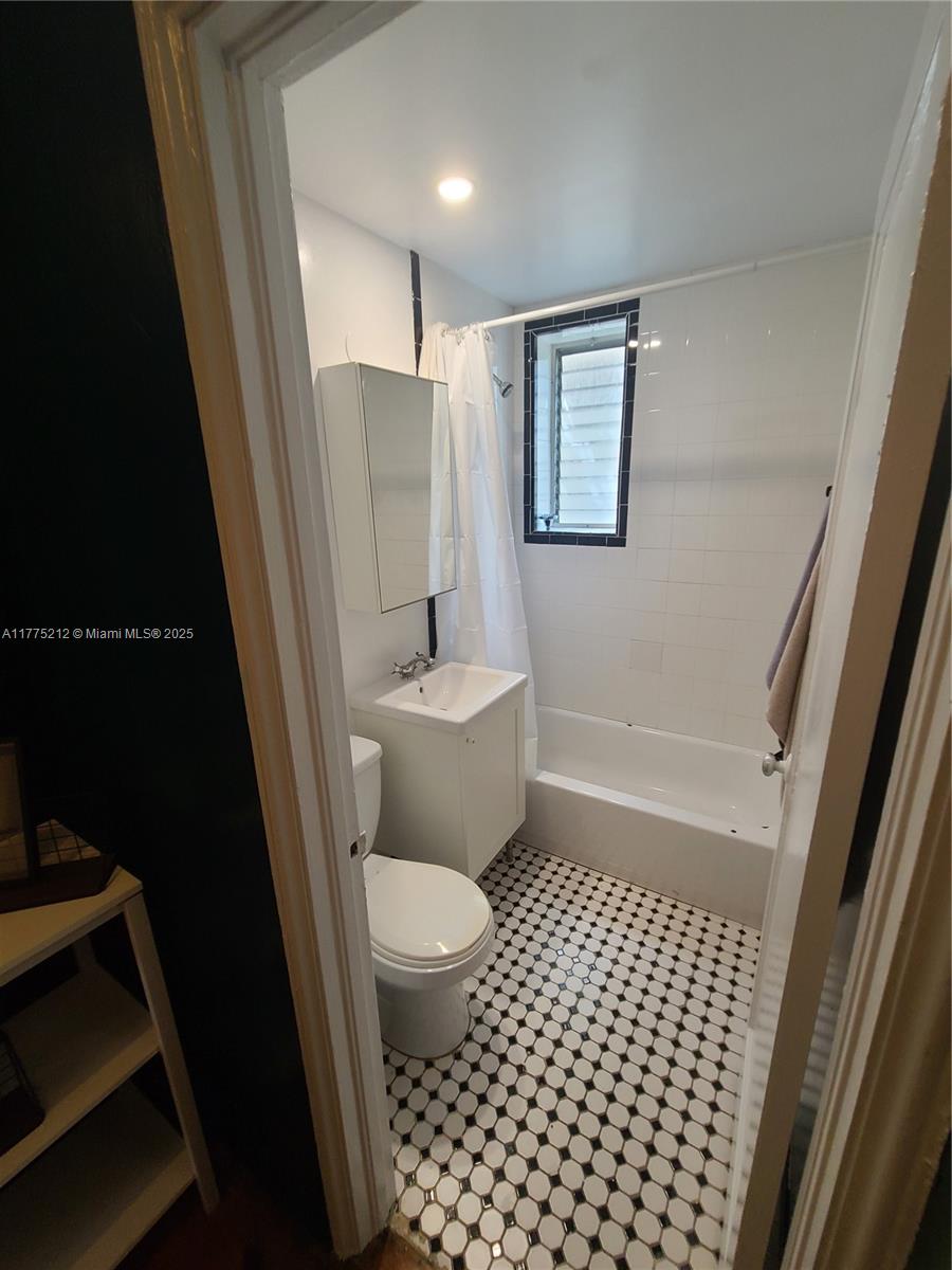 1052 Jefferson Ave # 6