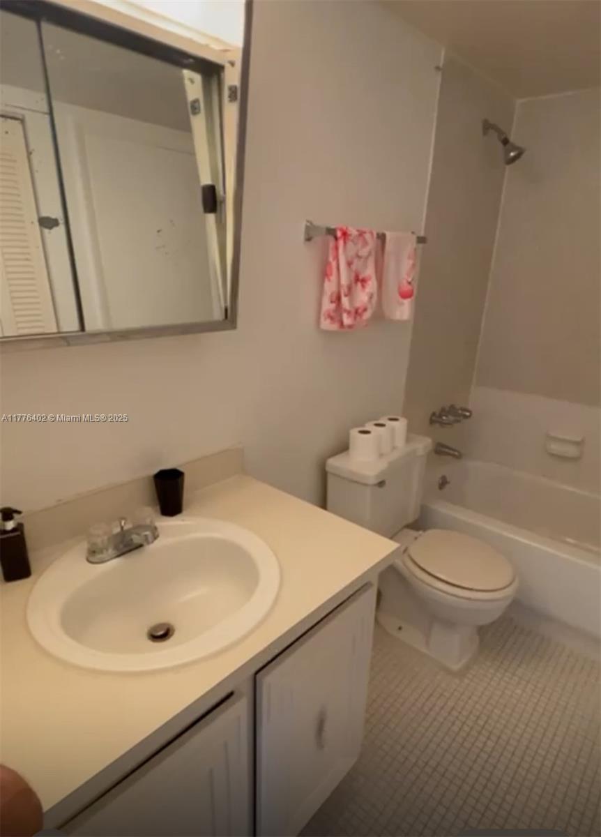 496 NW 165th St Rd # 611 Unit: D-611