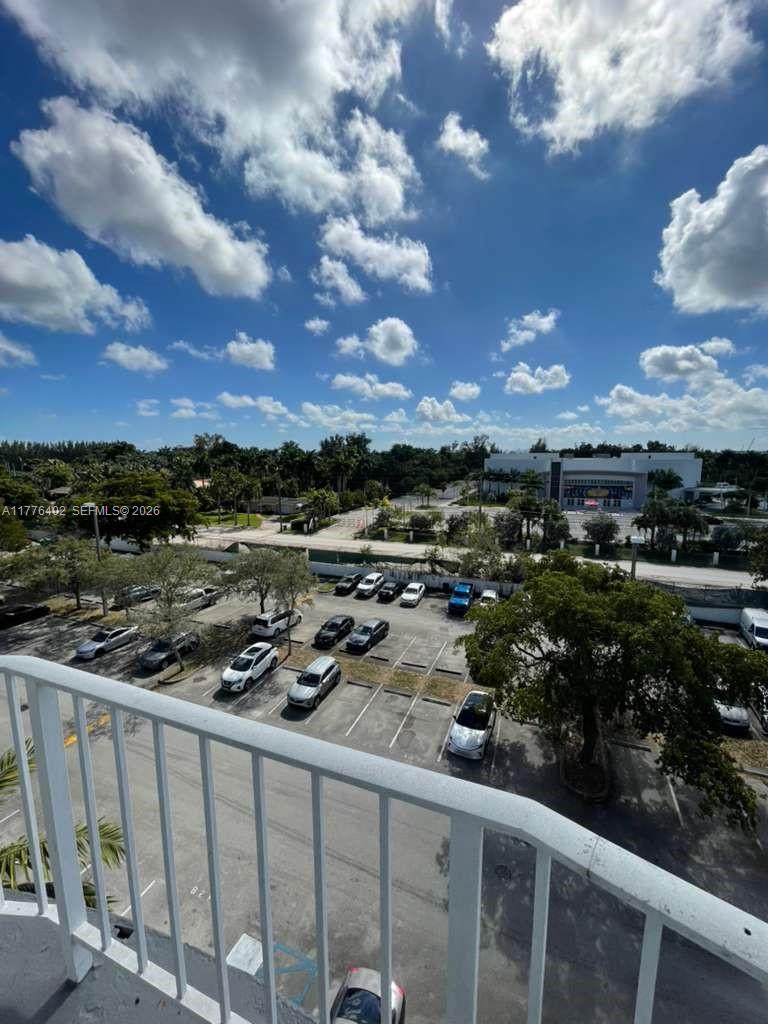 496 NW 165th St Rd # 611 Unit: D-611