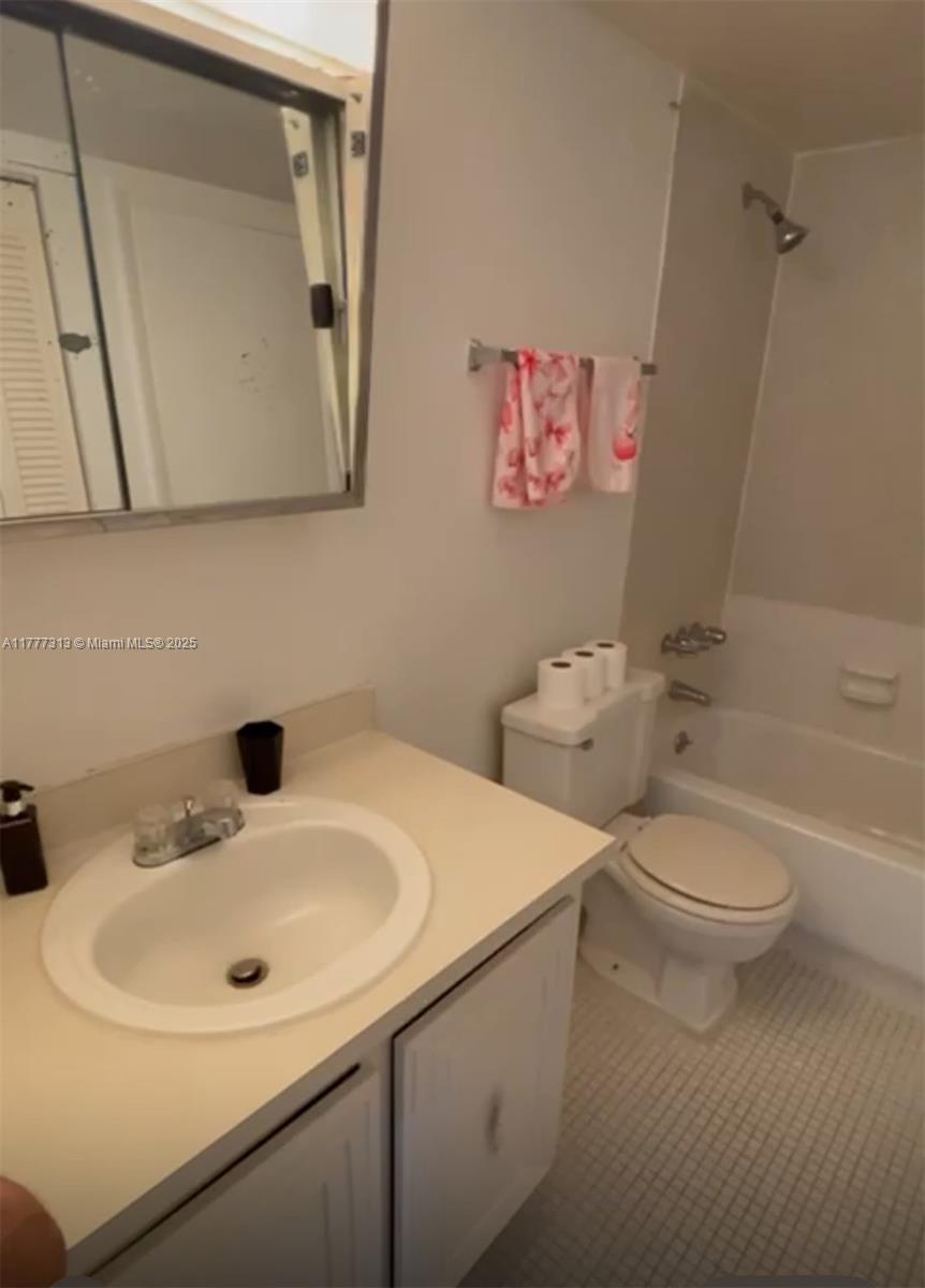 496 NW 165th St Rd # 611 Unit: D-611