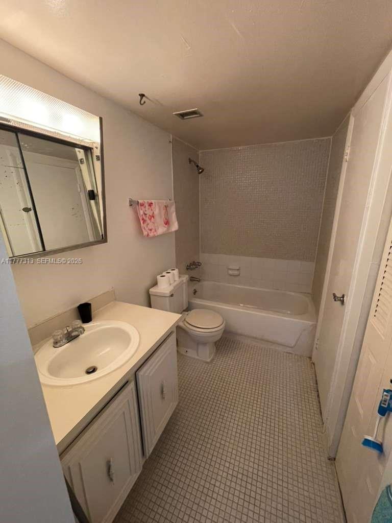 496 NW 165th St Rd # 611 Unit: D-611