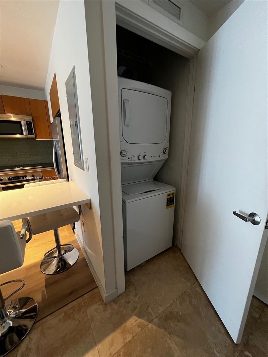 1050 Brickell Ave # 2504