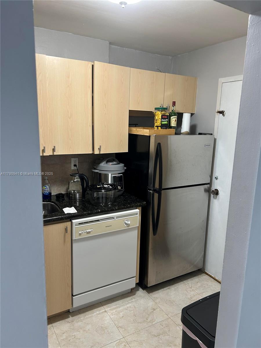 2899 Collins Ave # 708