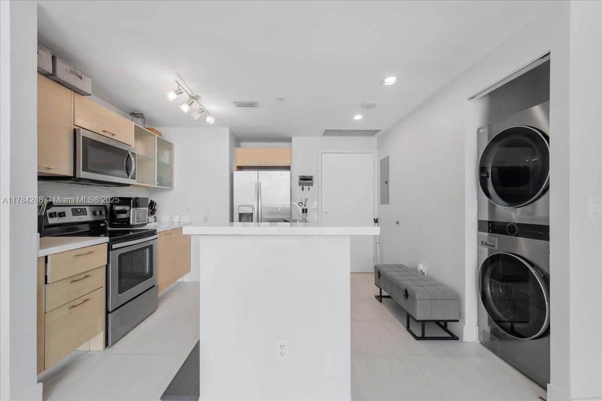 350 NE 24th St # 711