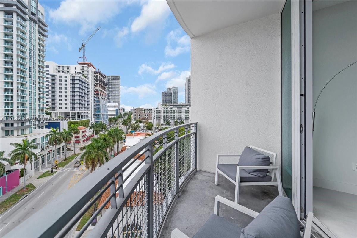 350 NE 24th St # 711