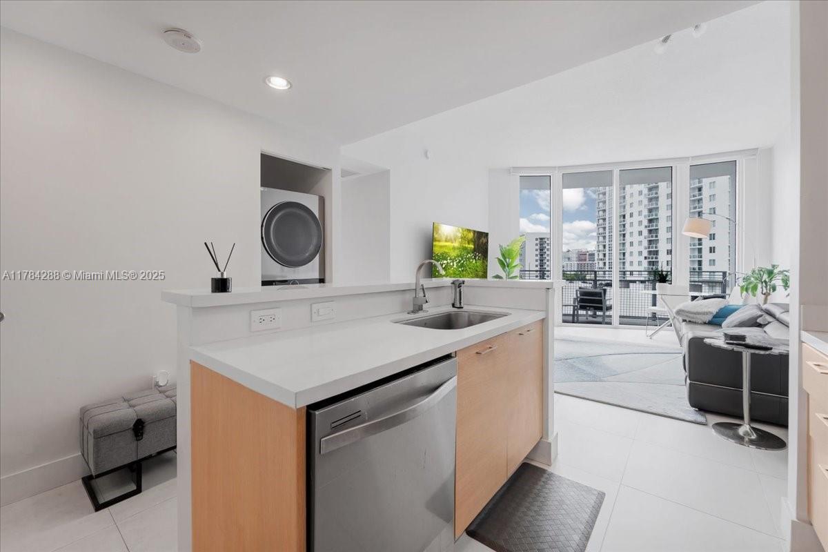 350 NE 24th St # 711