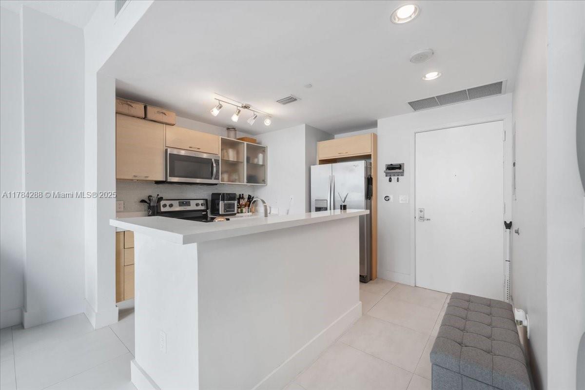 350 NE 24th St # 711