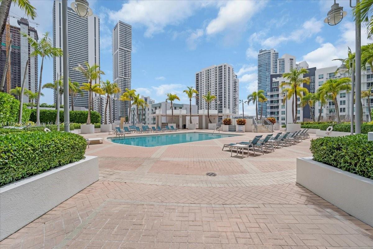 350 NE 24th St # 711