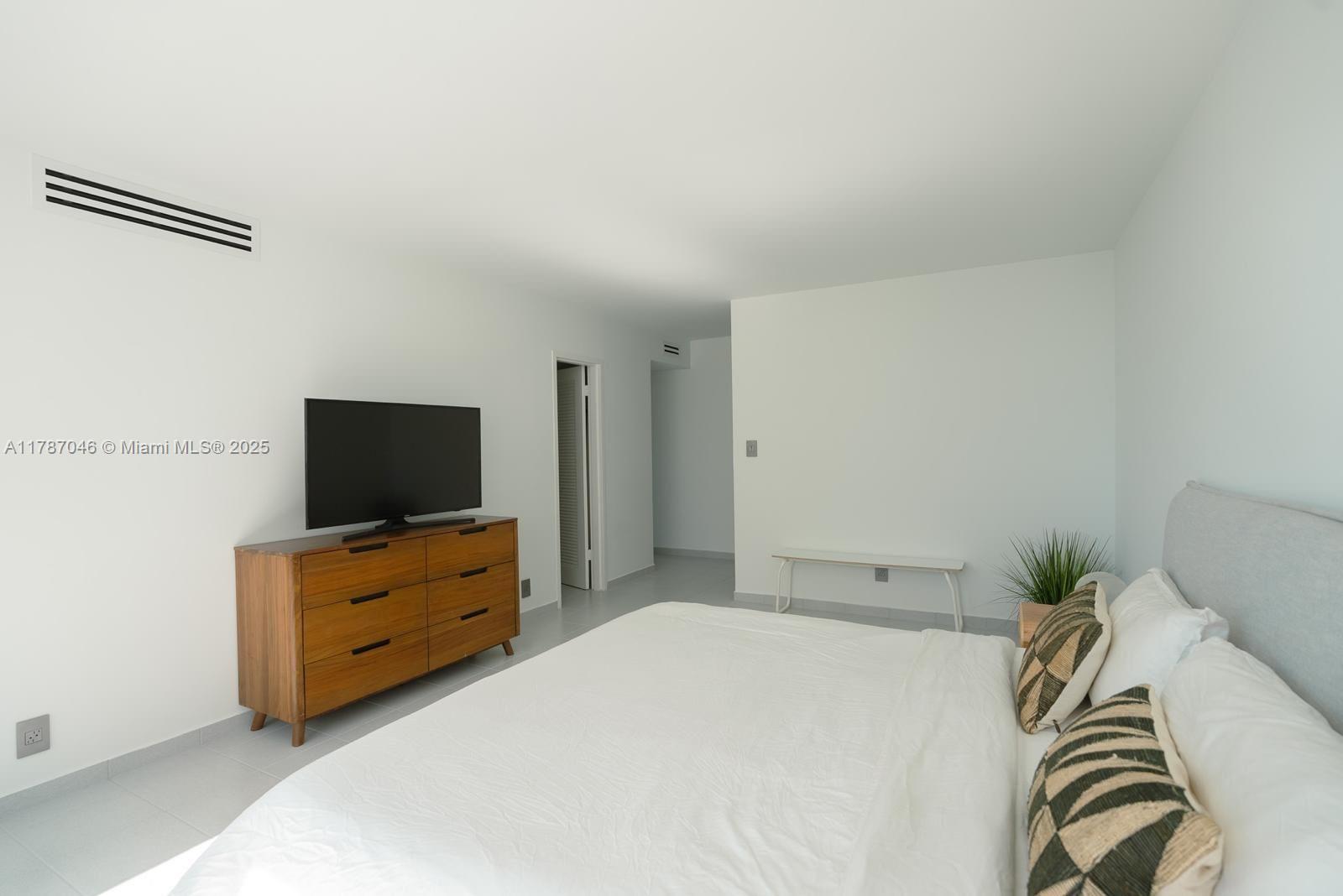 9225 Collins Ave # 812