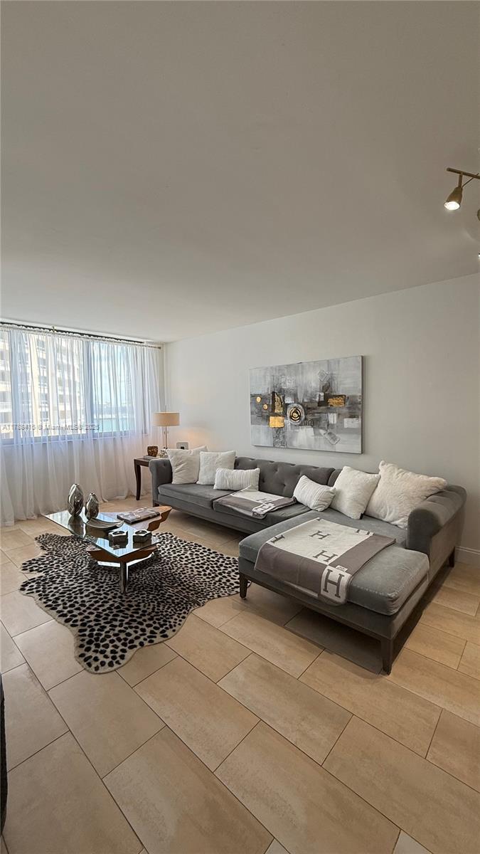 540 Brickell Key Dr # 1124