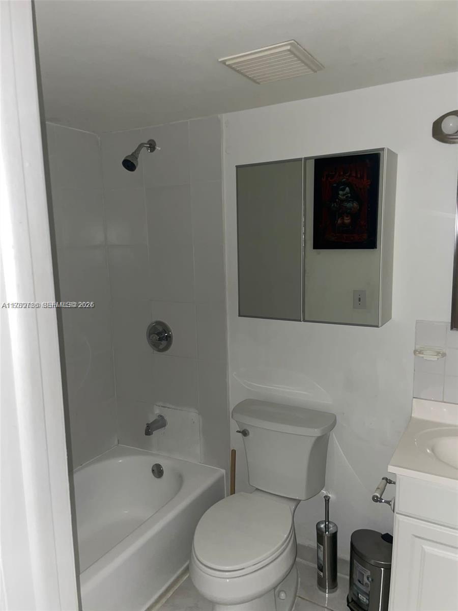 546 SW 1st St # 611
