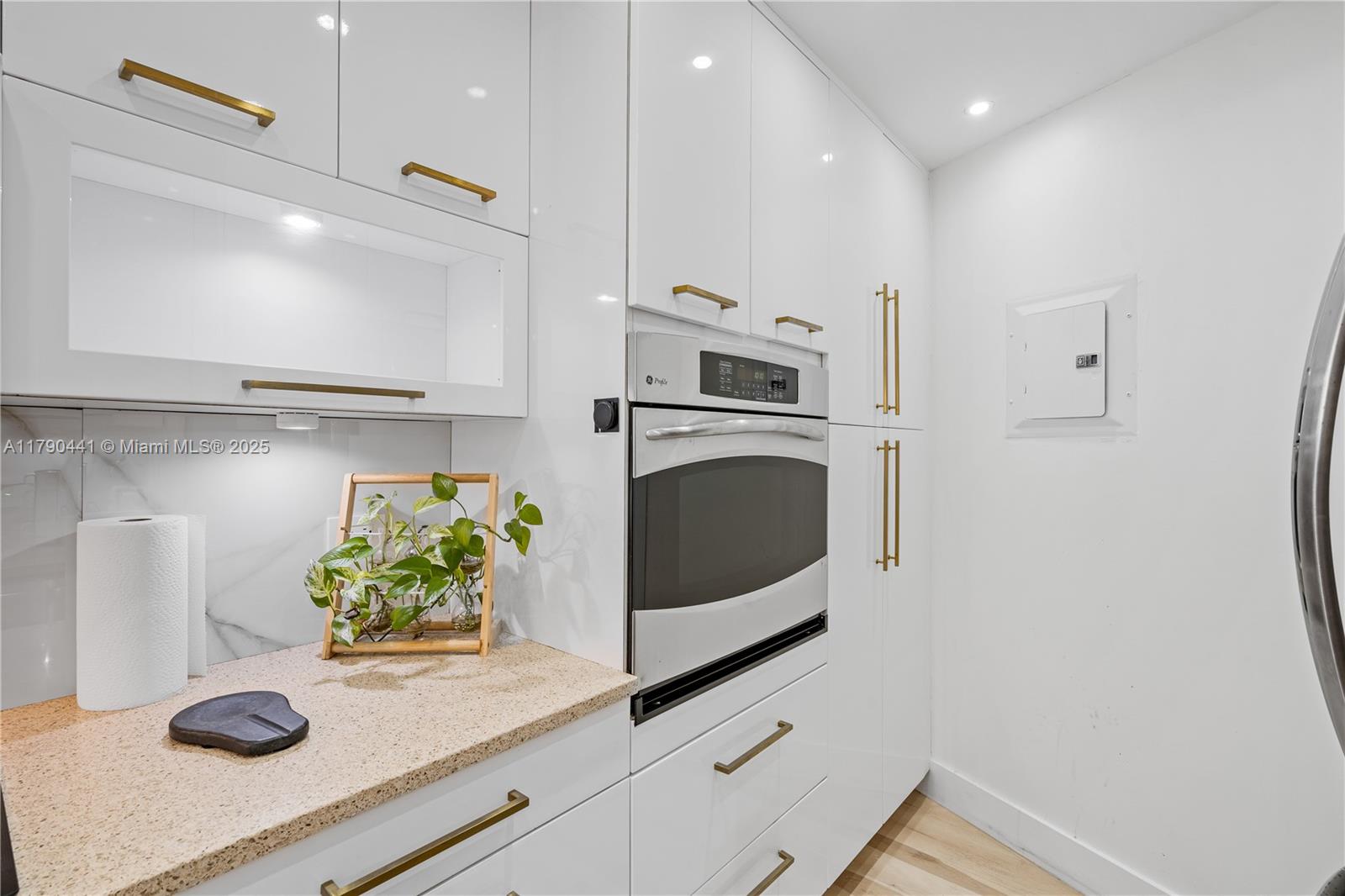 1881 Washington Ave # 6D