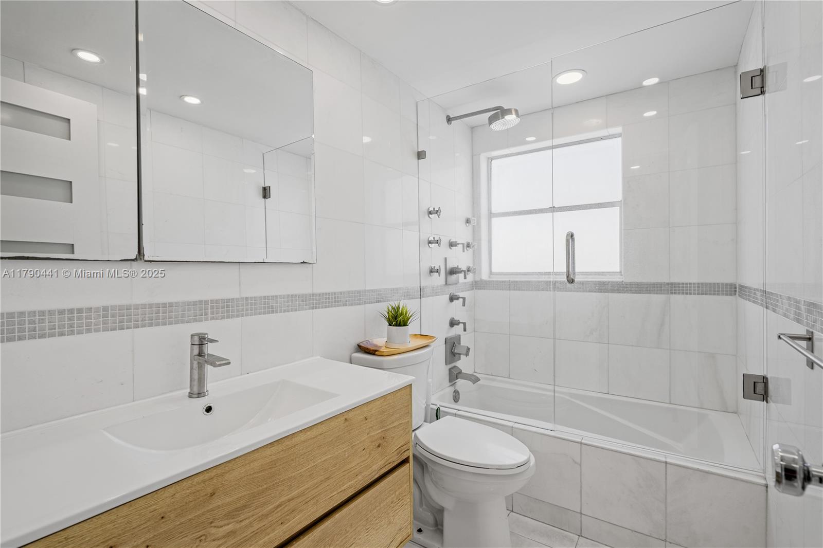1881 Washington Ave # 6D