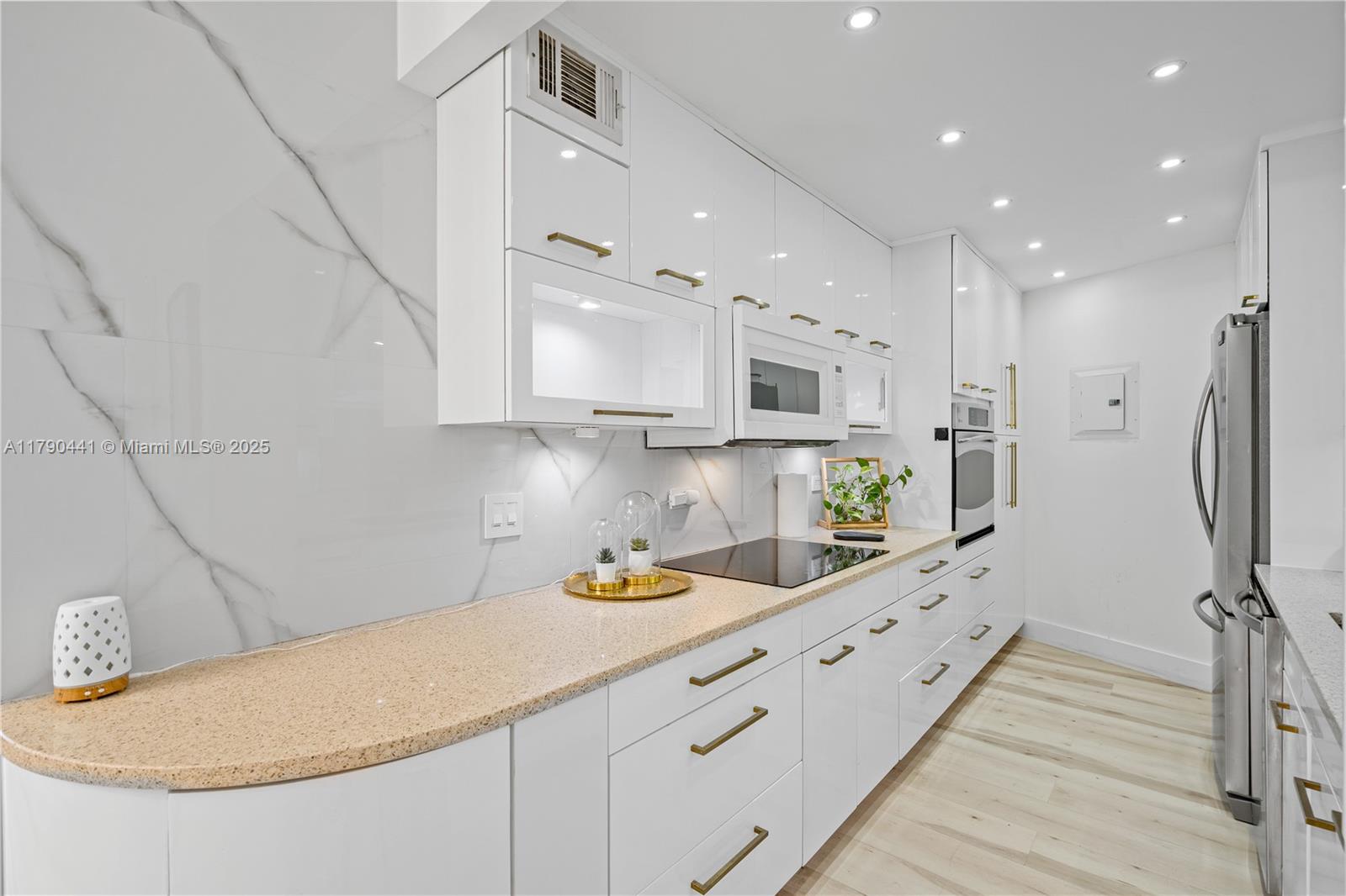 1881 Washington Ave # 6D