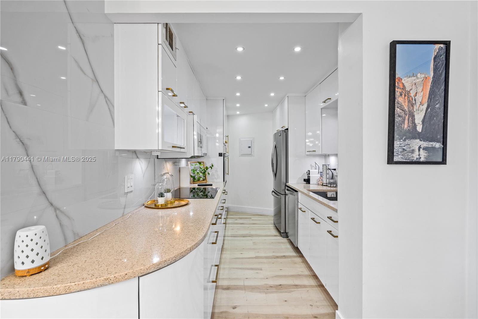 1881 Washington Ave # 6D