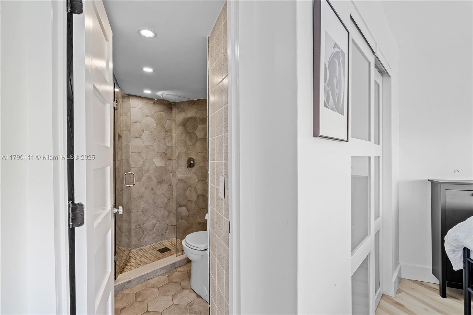 1881 Washington Ave # 6D