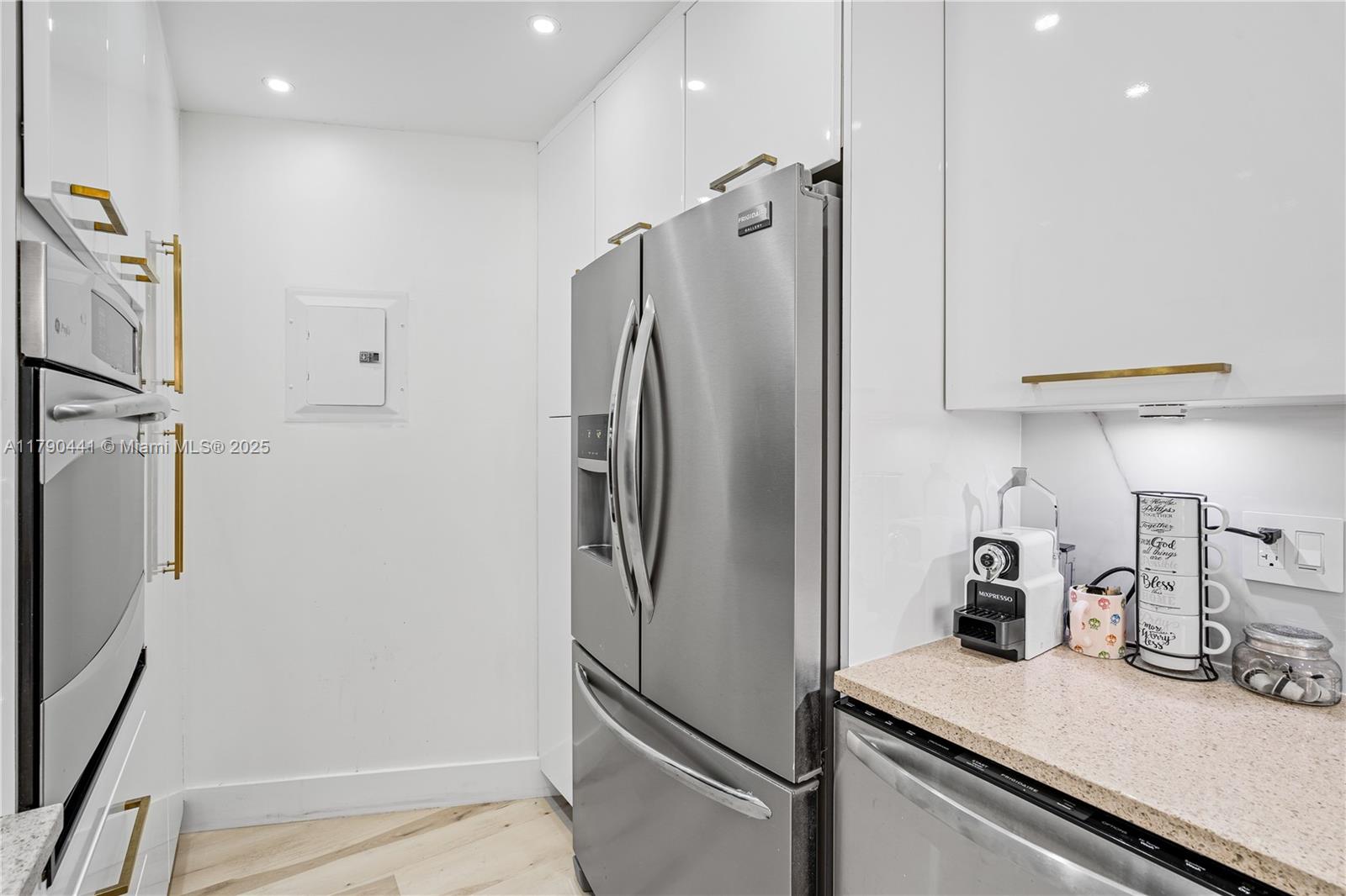 1881 Washington Ave # 6D