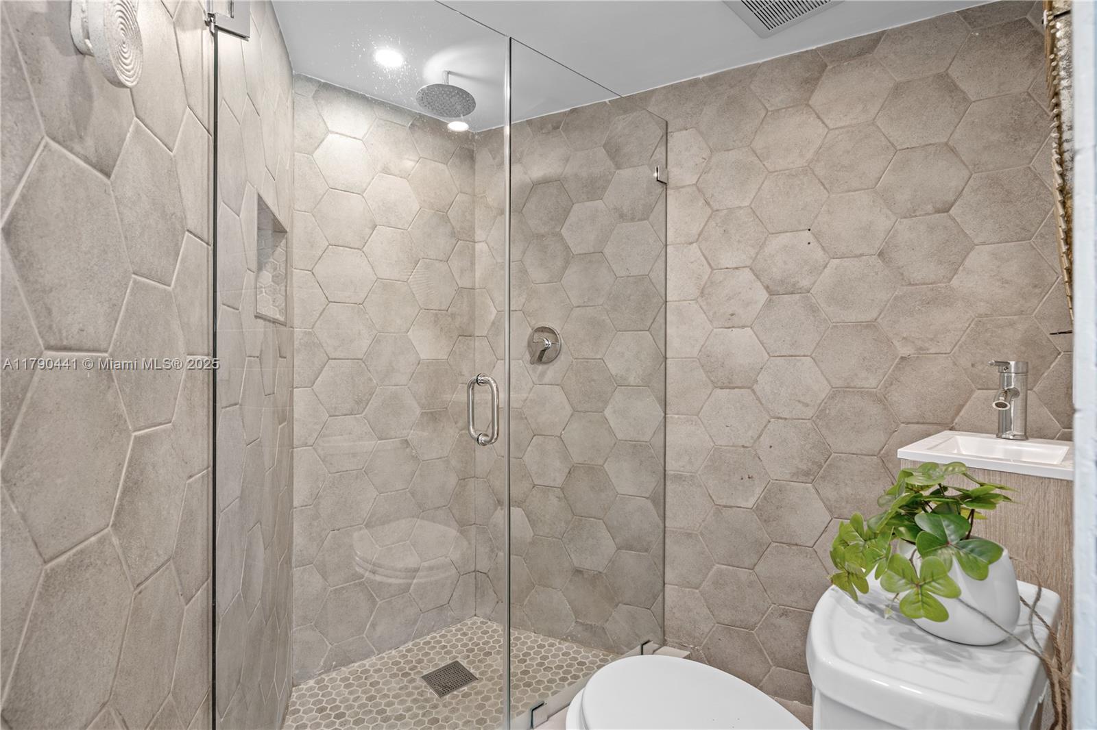 1881 Washington Ave # 6D