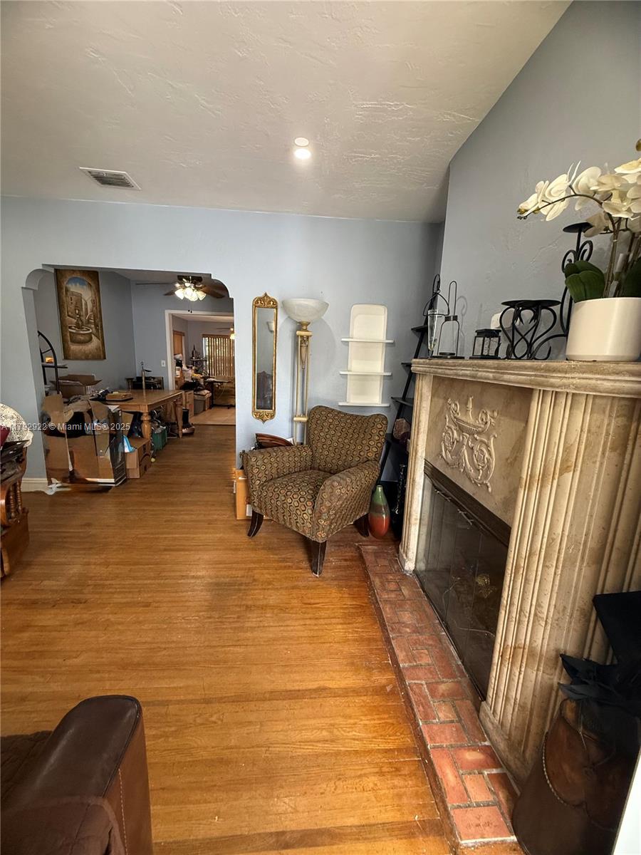 40 NE 49th St