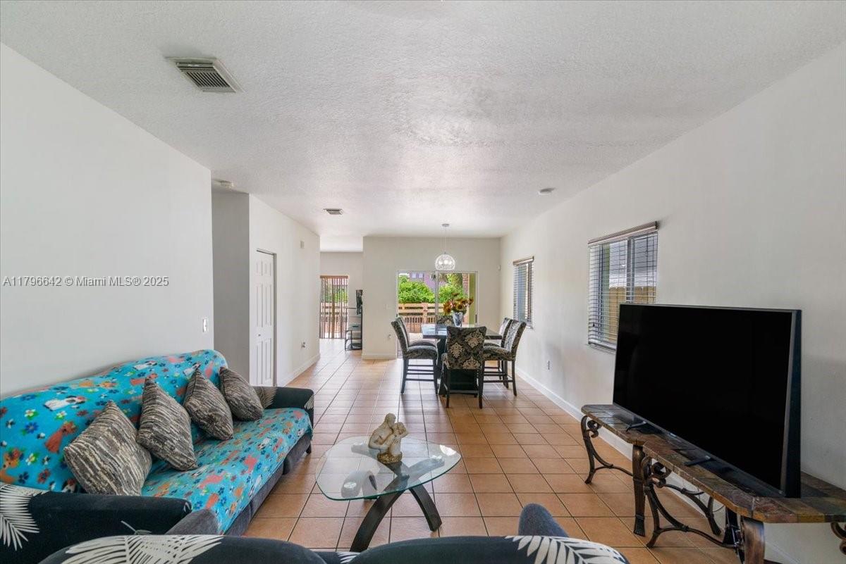 1024 NE 41st Ter