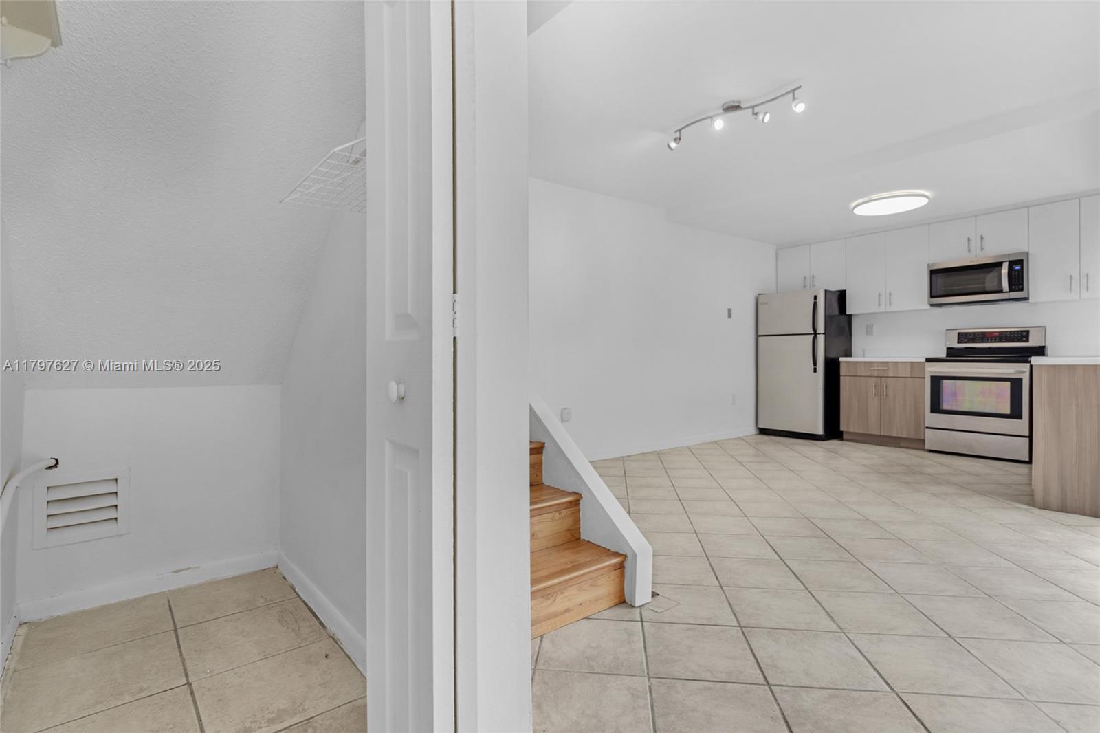 4718 SW 67th Ave # B6