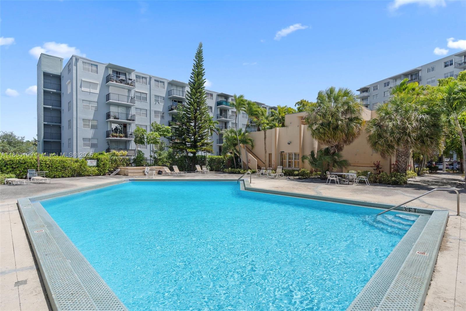 1465 NE 123rd St # 404