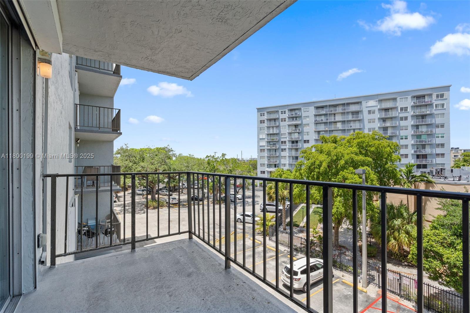 1465 NE 123rd St # 404