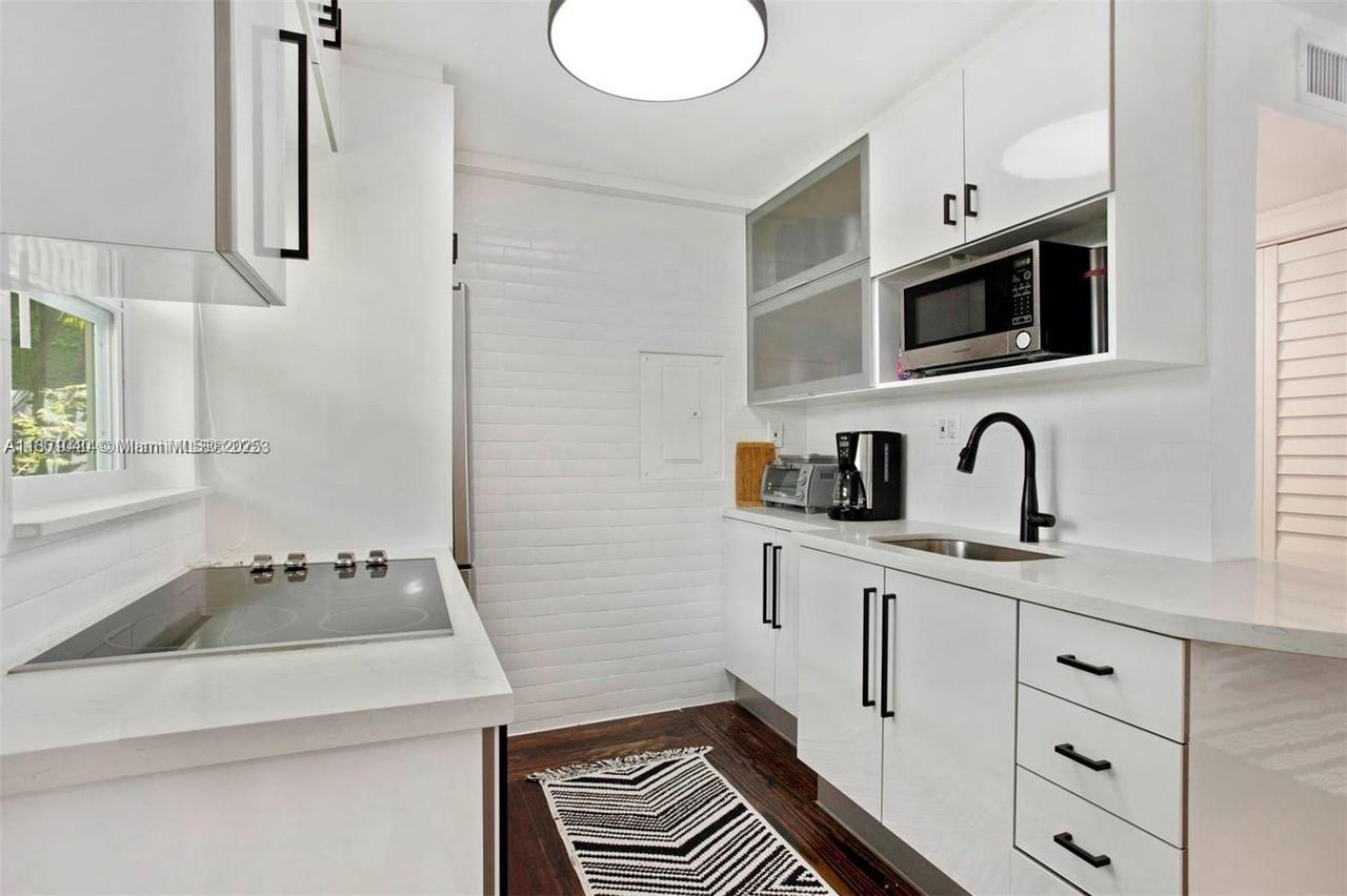 61 Collins Ave # 202