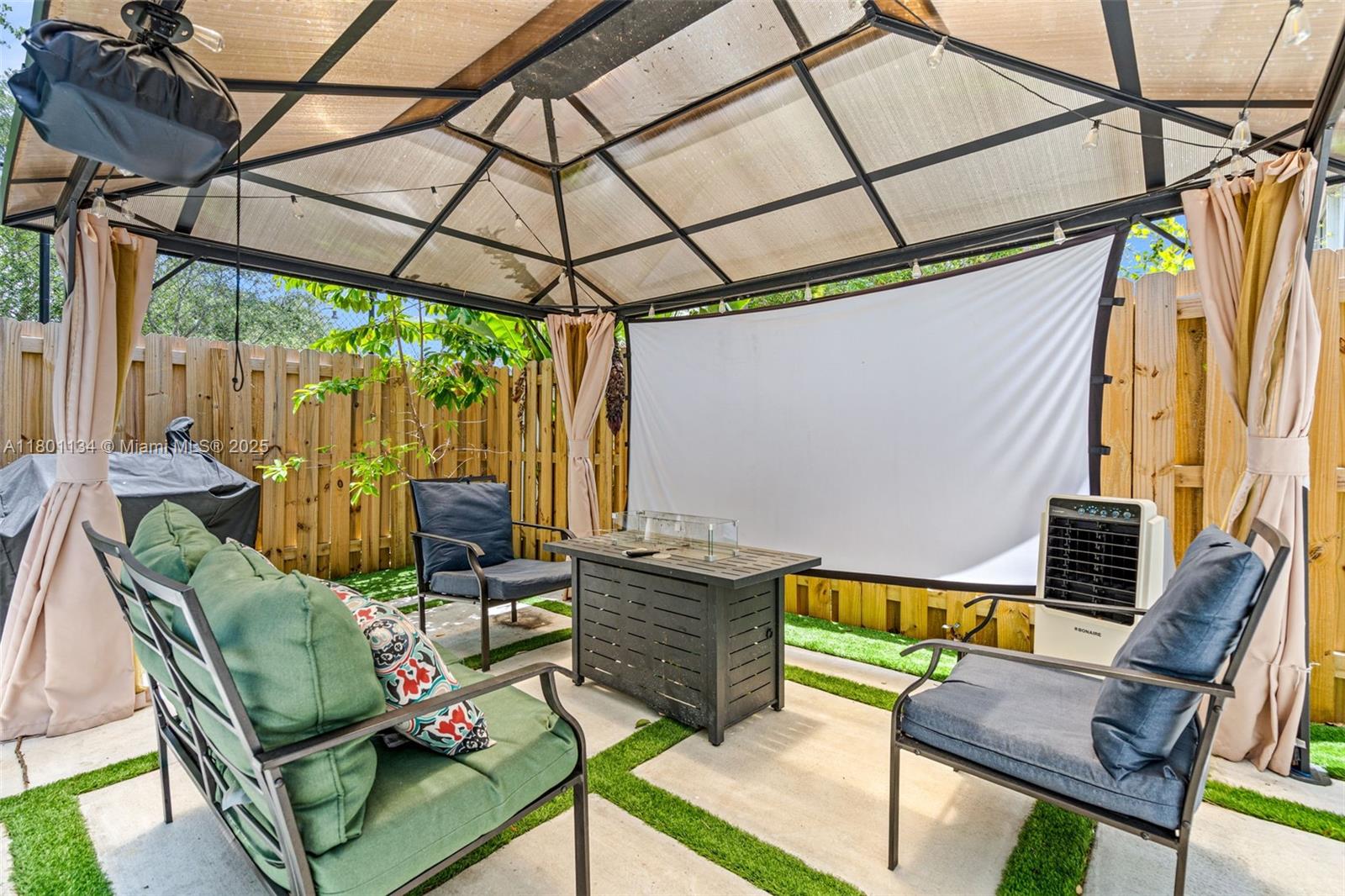 1073 NE 30th Ave