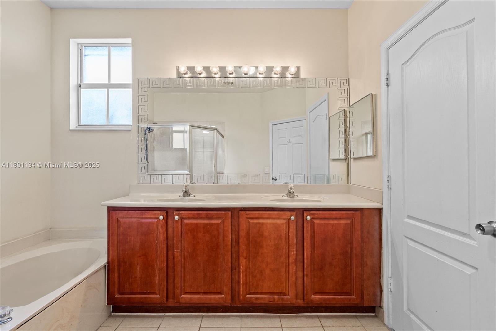 1073 NE 30th Ave
