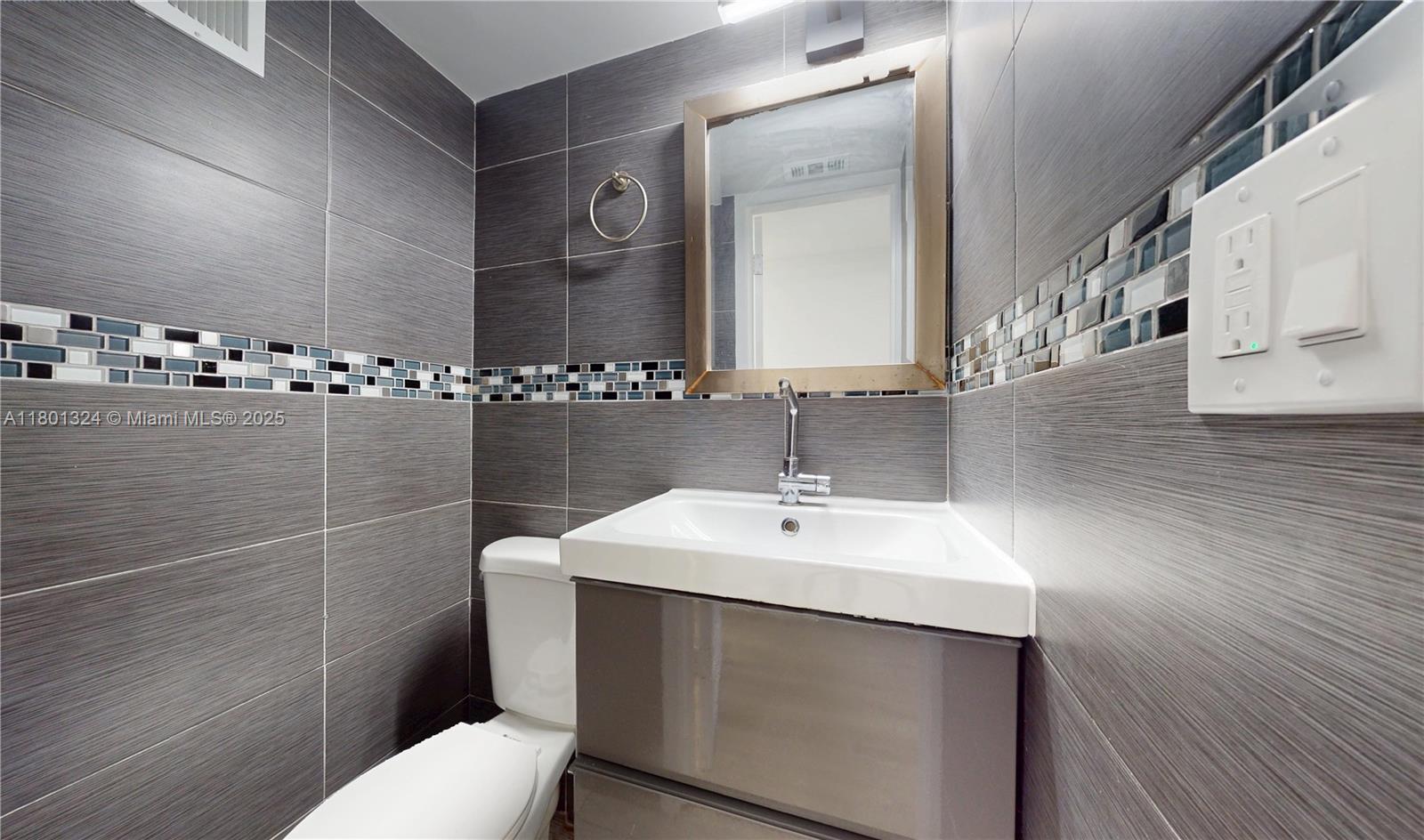 3660 NE 166th St # 709