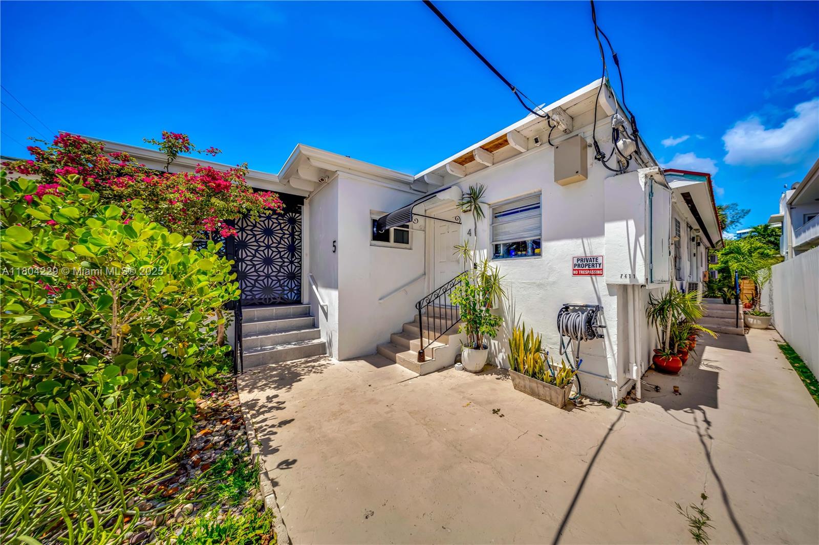 7411 Carlyle Ave
